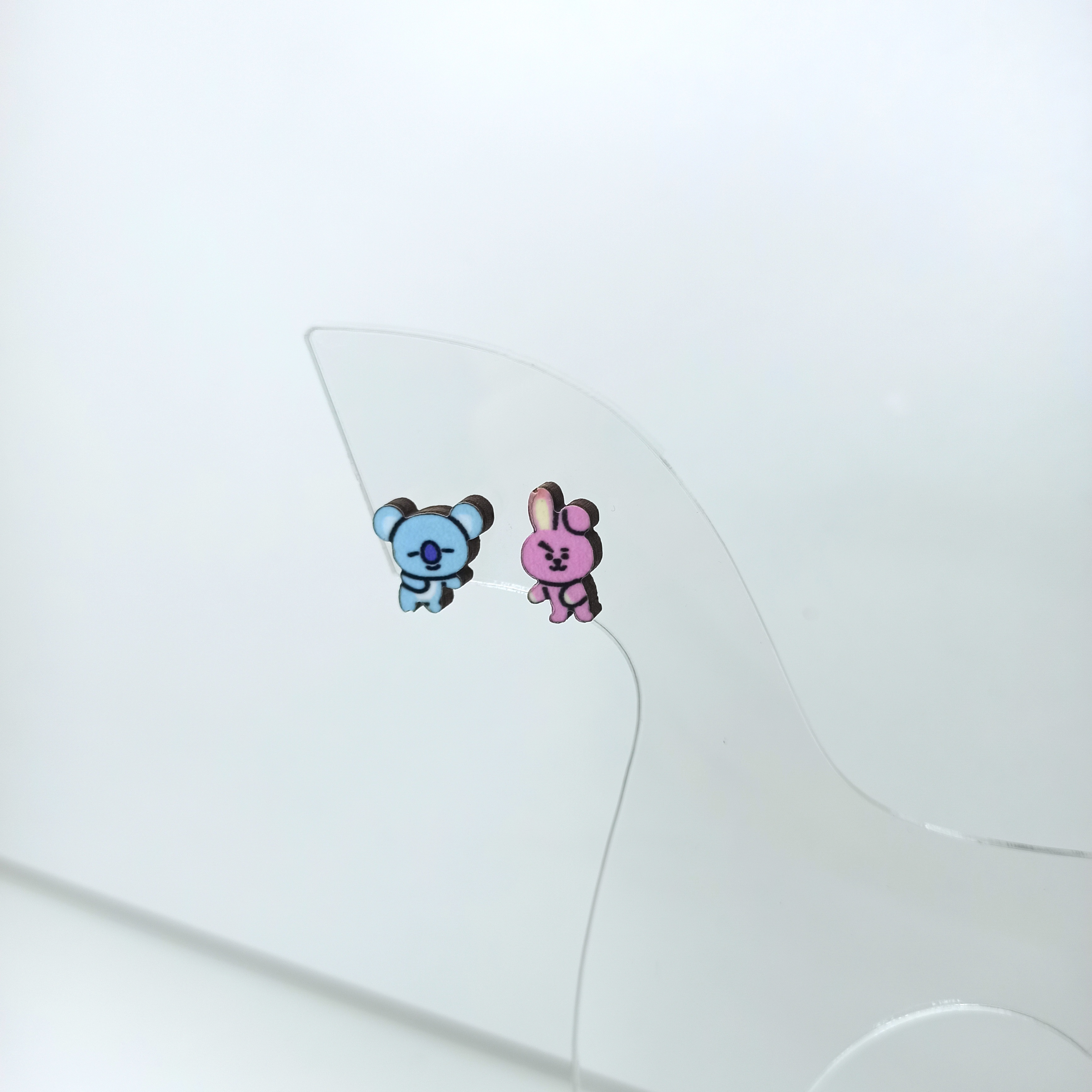 Серьги деревянные "BT21 | Cooky+Koya" (синий мишка и розовый заяц)
