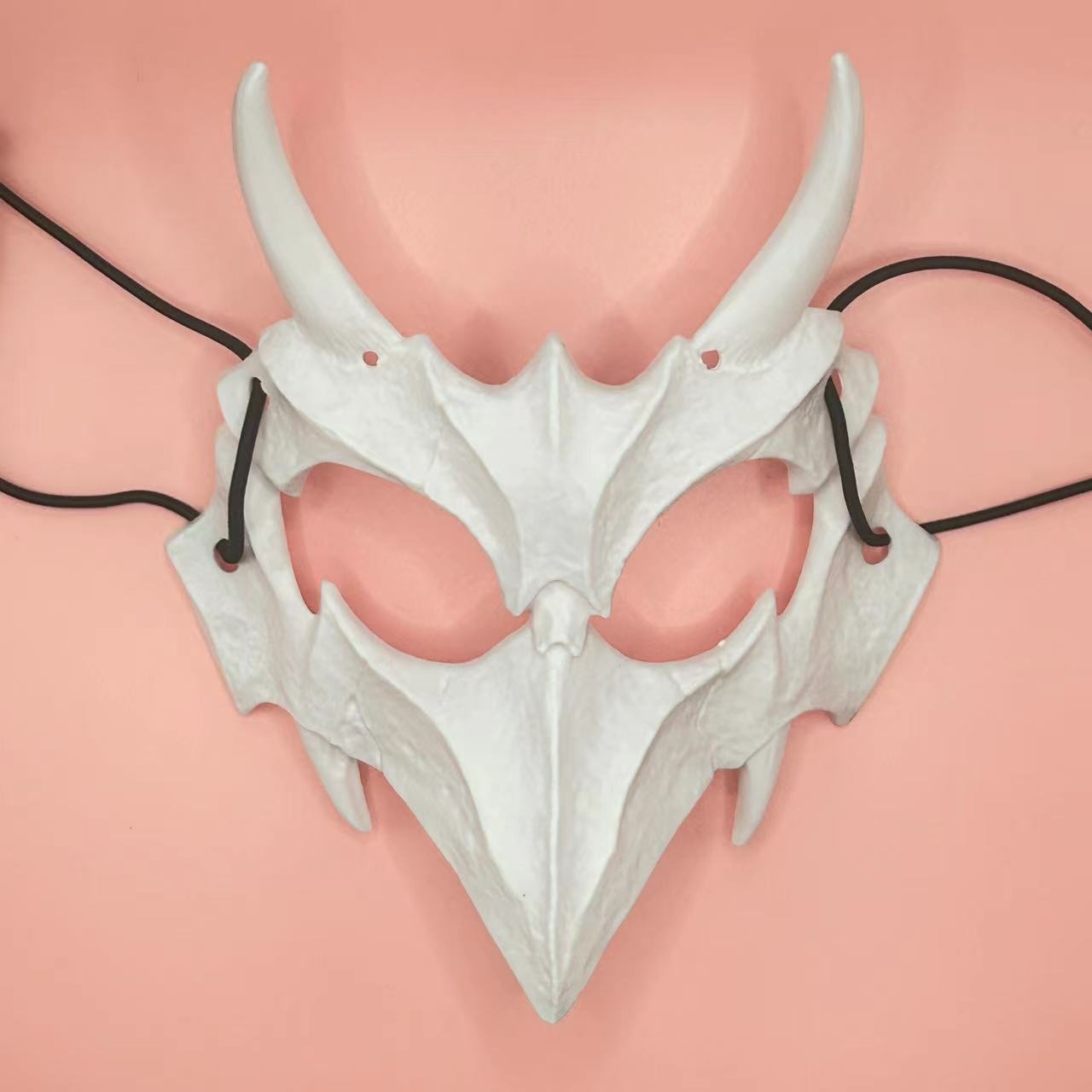 Маска костяная белая