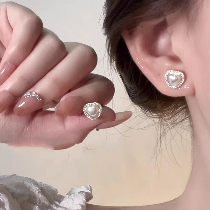 Серьги "Белые сердца со стразами"