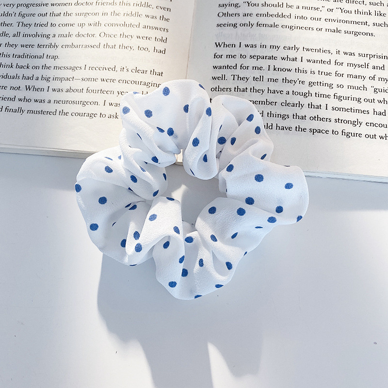 Резинка для волос тканевая белая с синими точками