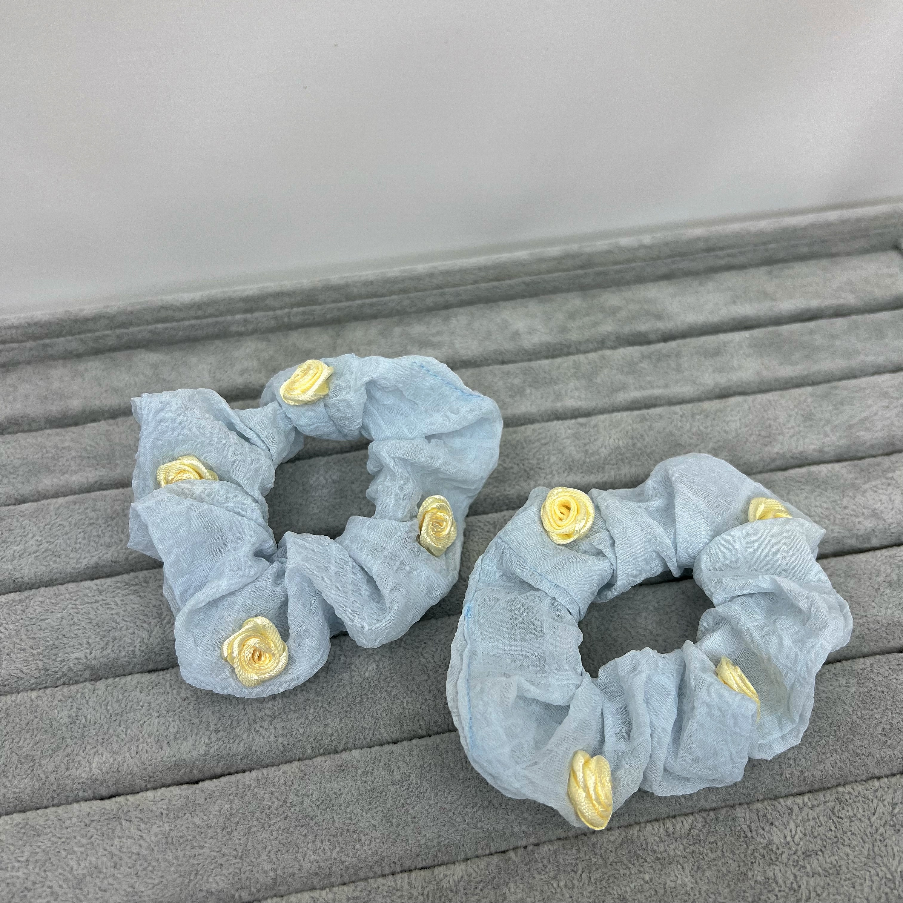 Резинка для волос голубая "Розы"