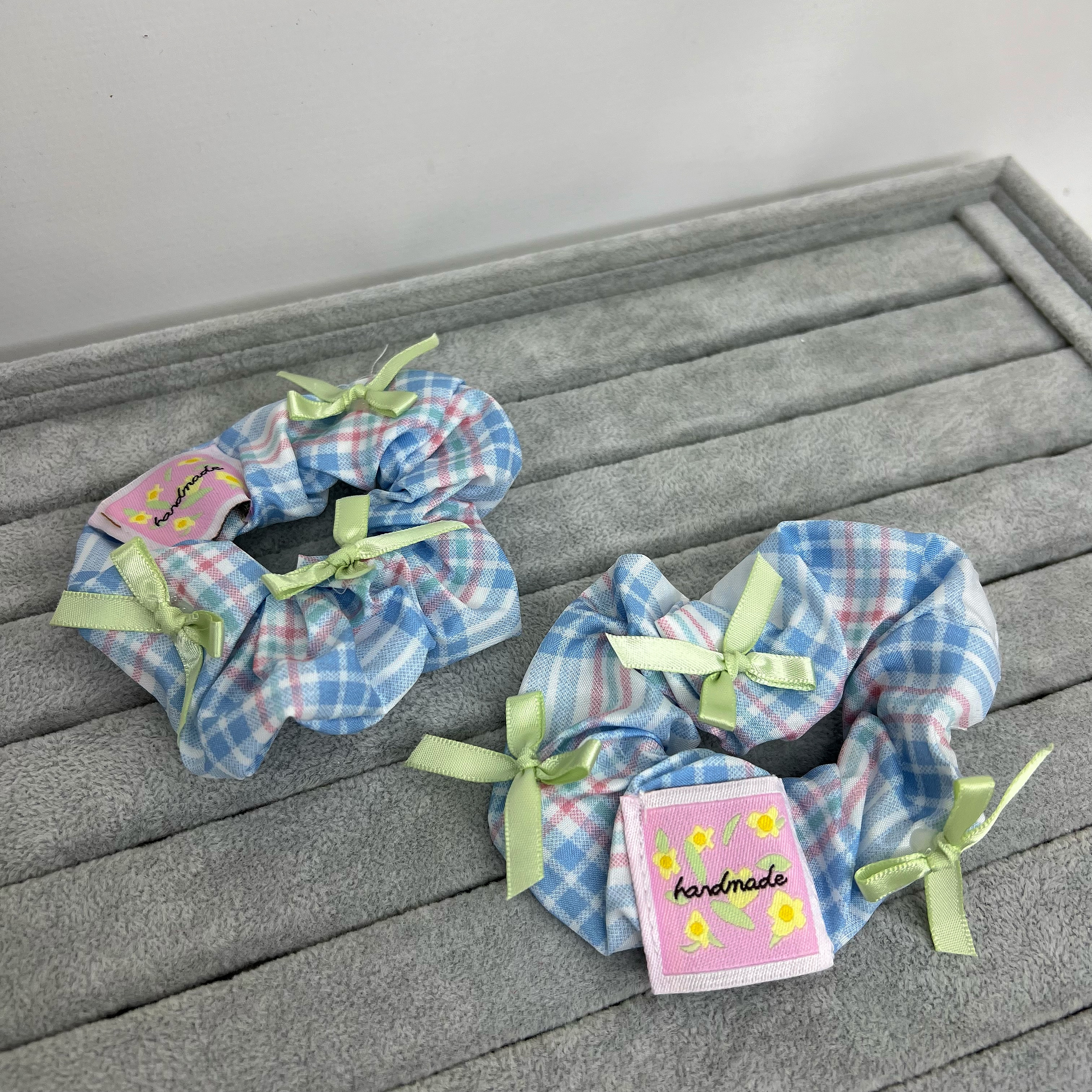 Резинка для волос клетчатая "Салатовые бантики"