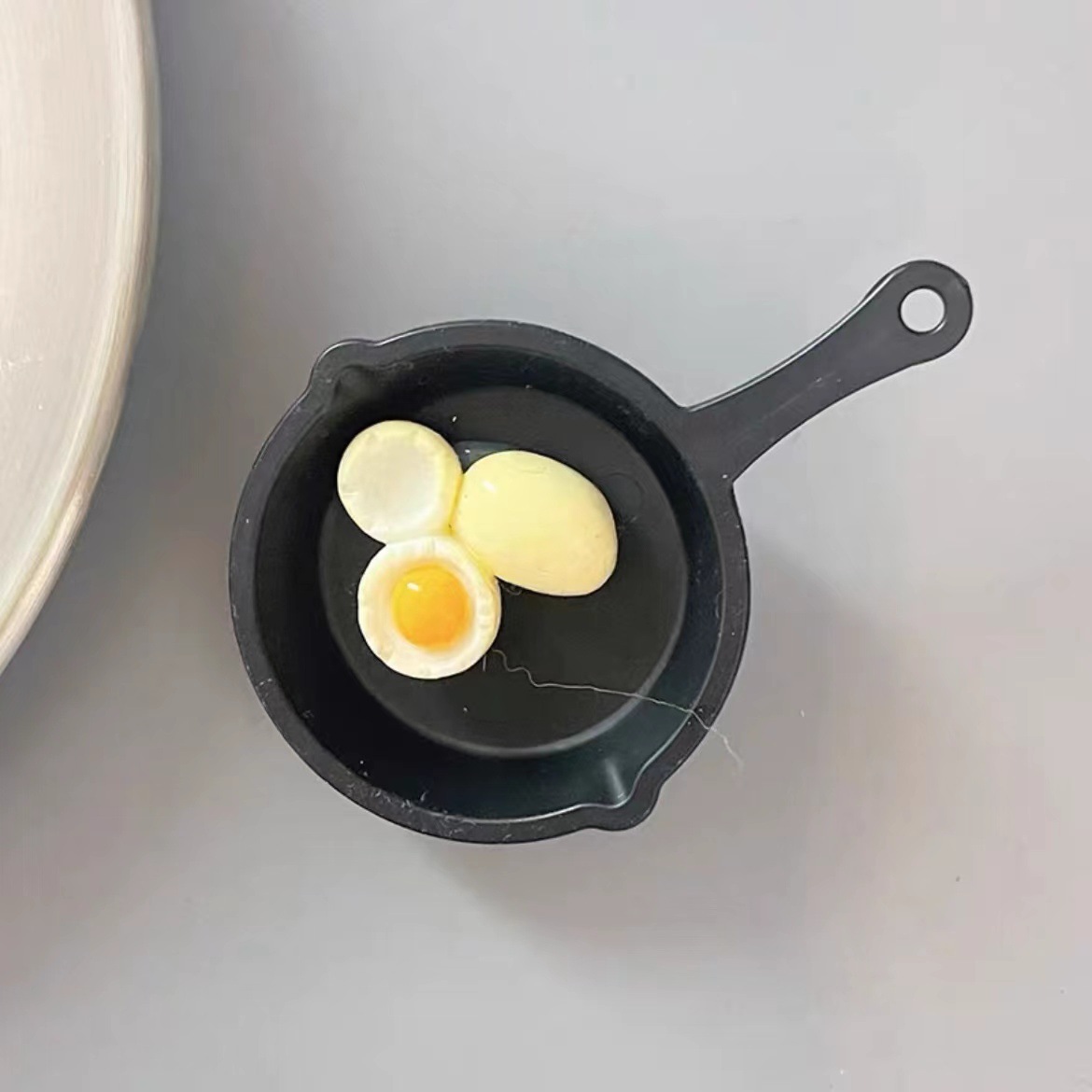 Заколка "Сковорода с 3 яйцами"