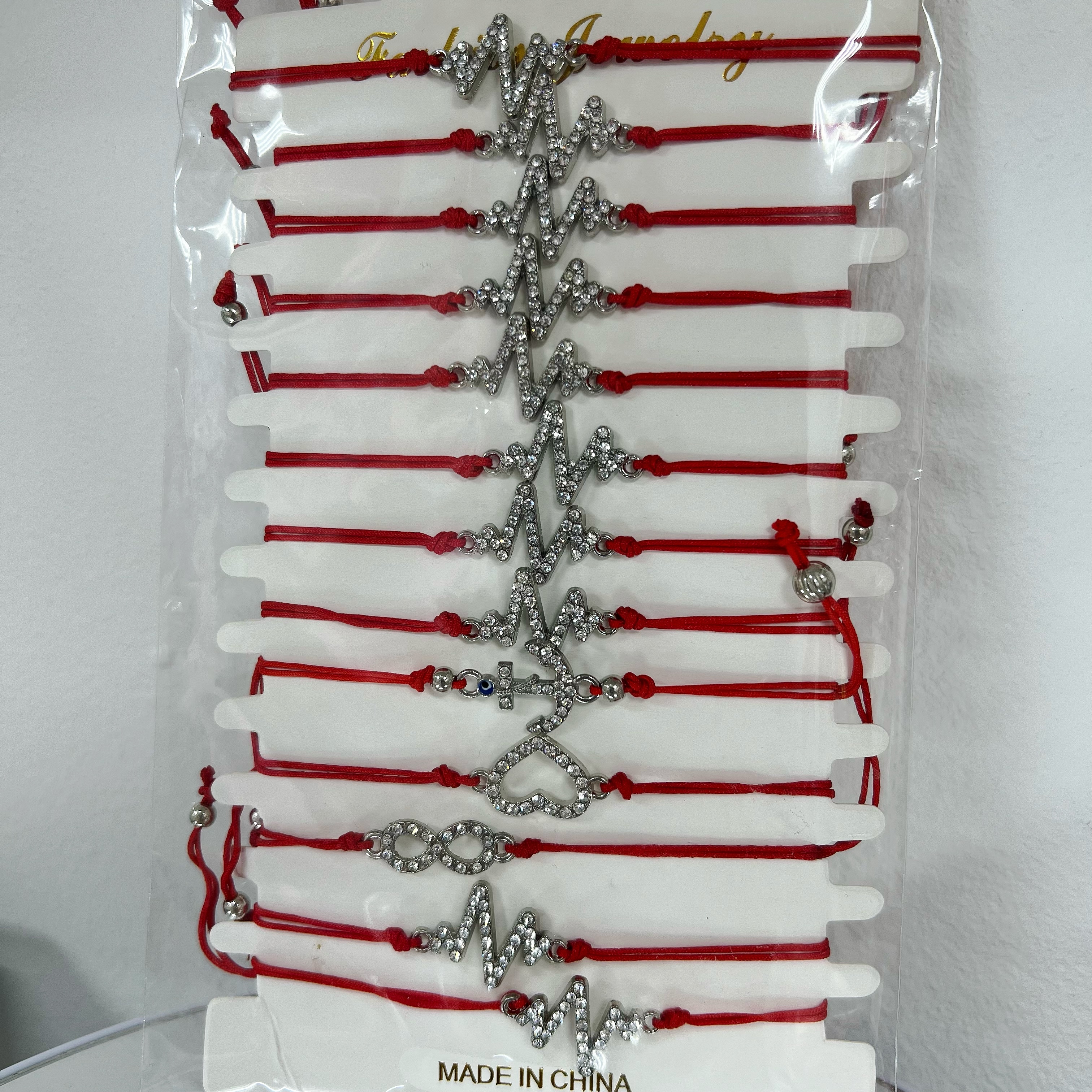 Браслет на красной нитке