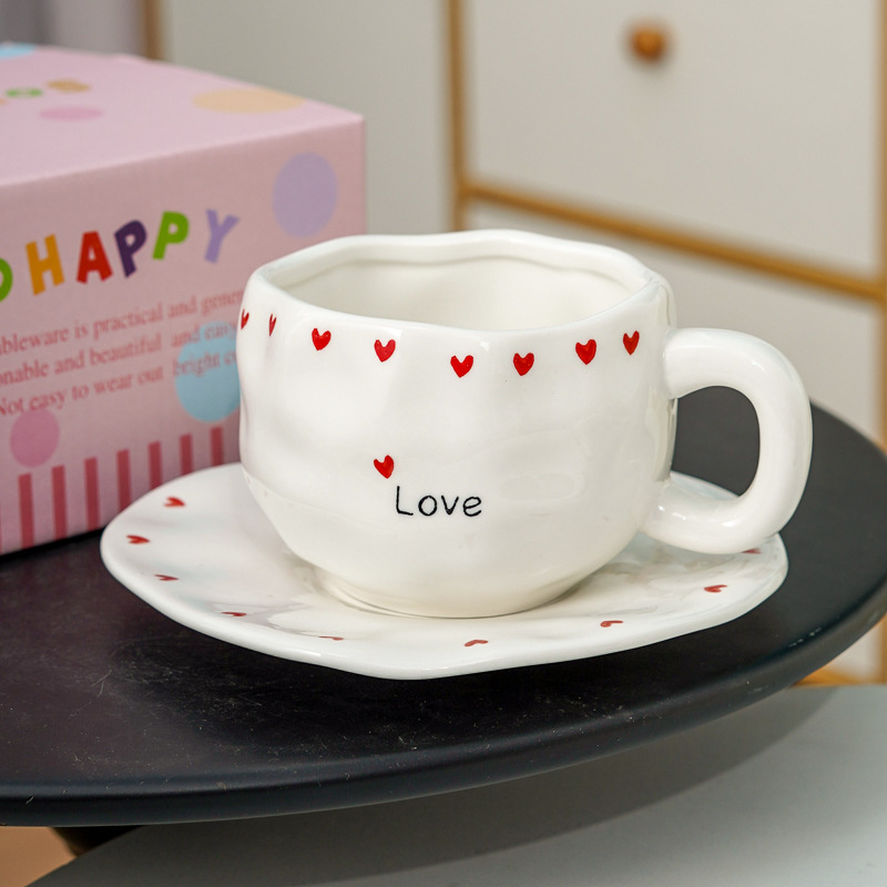Рельефная Кружка белая с блюдцем "Love" сердечки