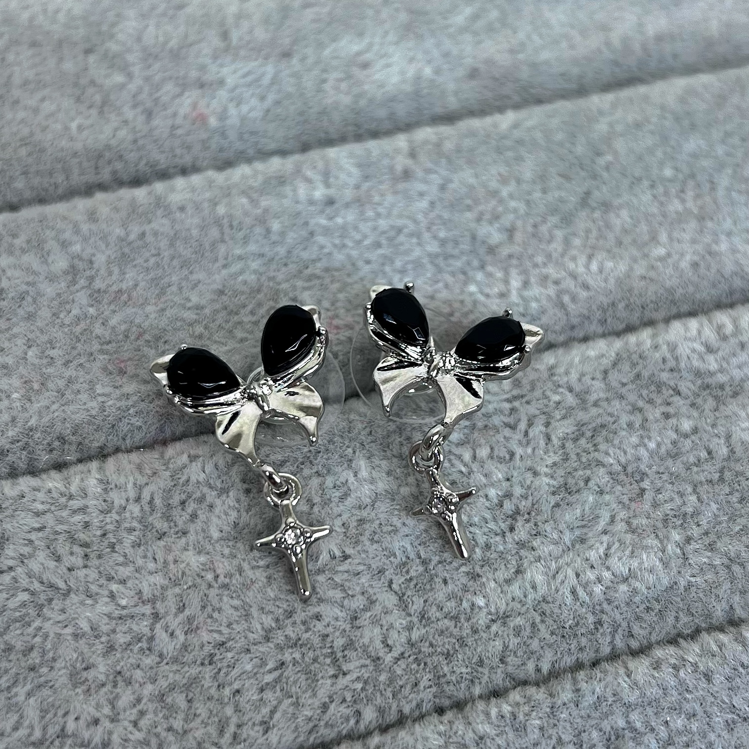 Серьги "Черная бабочка и крест"