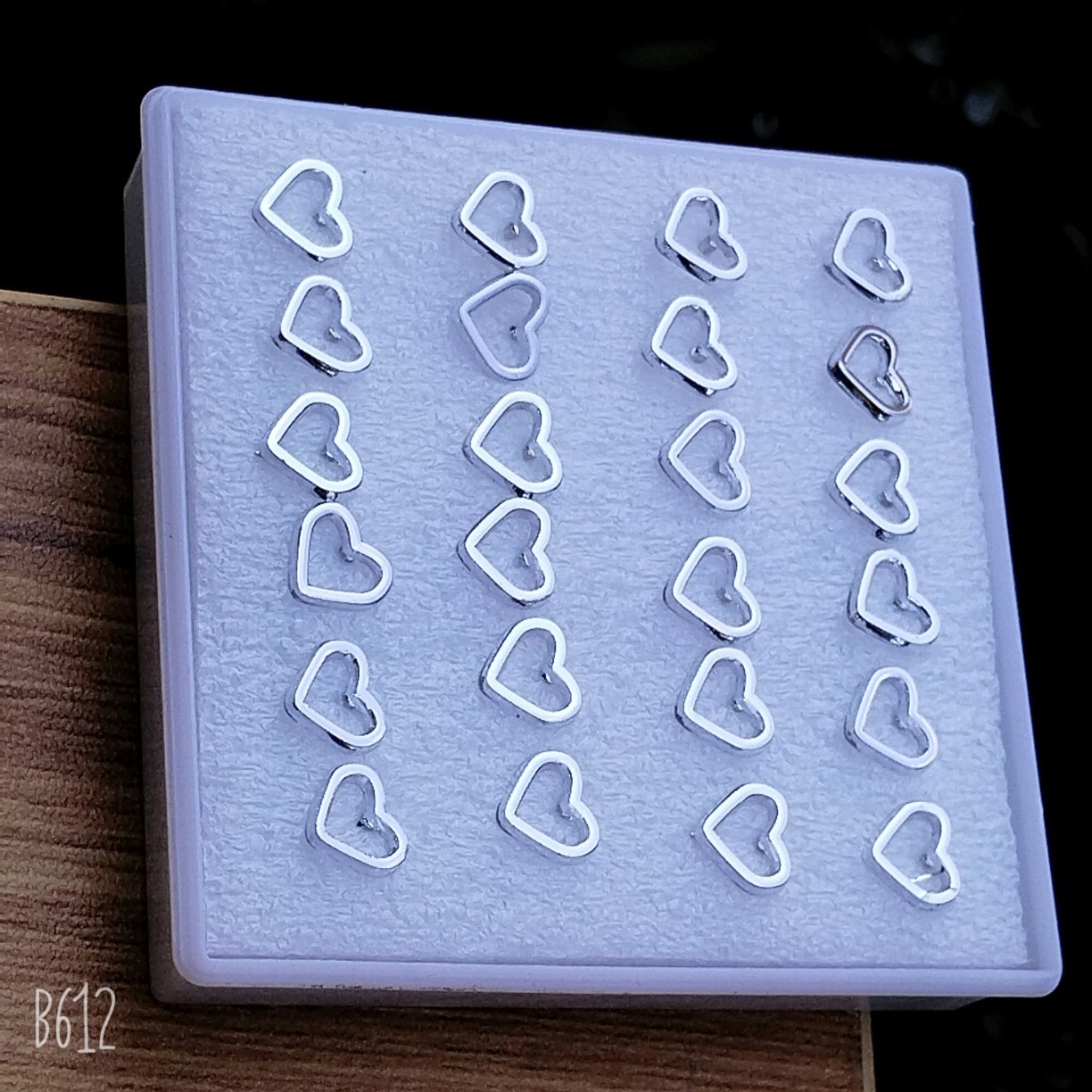 Серьги-гвоздики на палетке "Сердечко" цвет серебро (цена за пару)