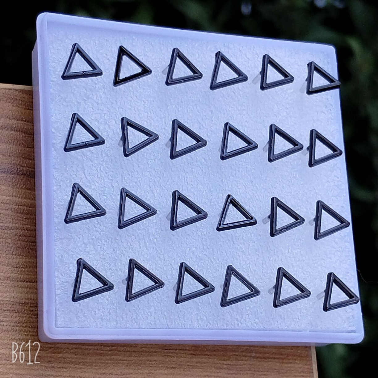 Серьги-гвоздики на палетке "Треугольник" (цена за пару)