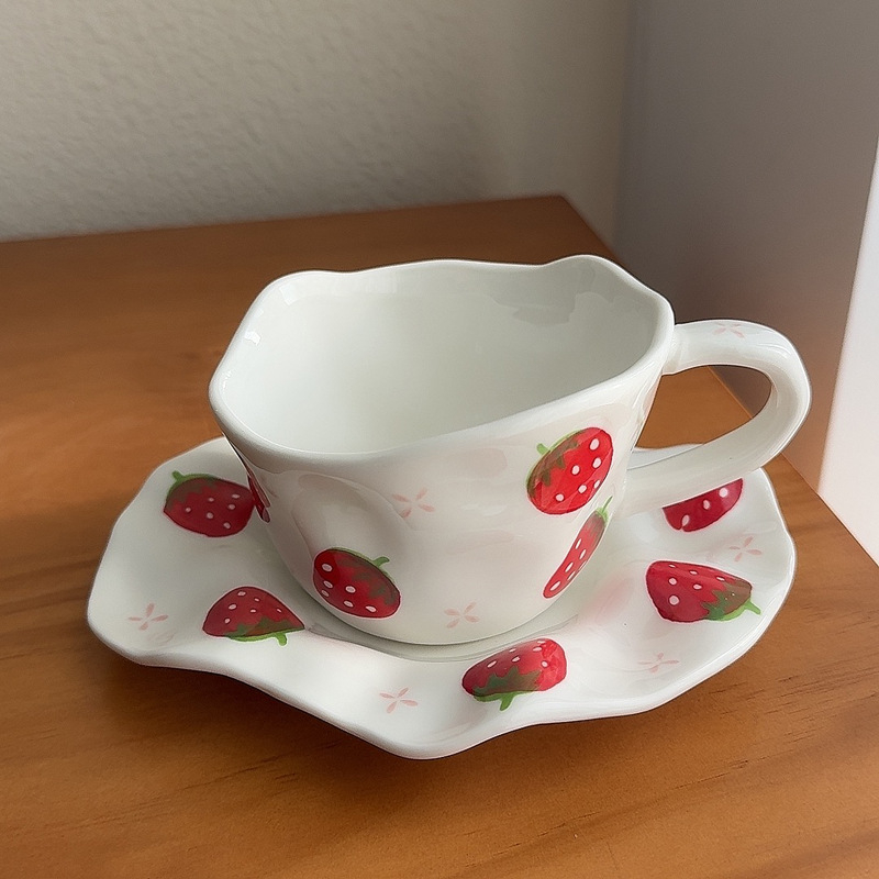 Кружка с блюдцем 200мл "Клубнички"